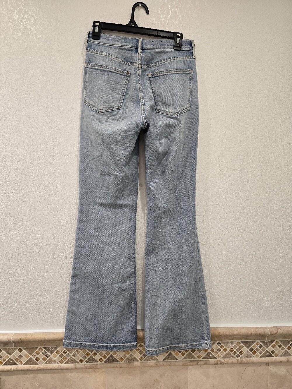 Gap High Rise '70s Flare Jeans in a light wash distressed knee 27/4R - Picture 3 of 7